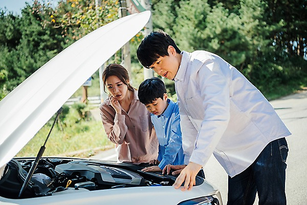 포토 JPG 주간 나무 응시 여자 남자 도로 아들 40대 가족 자동차 엄마 한국 서기 상반신 야외 앞모습 옆모습 아웃포커스 10대 세명 30대 한국인 가족라이프 아빠 고장 핵가족 고민 엔진 심각 안면도 엔진고장 국내포토 자연요소 식물 라이프스타일 시선 감정 아시아 길 육상교통 뷰포인트 중년 컨셉 관계 교통시설 모션 청소년 촬영기법 사람 동양인 장년 충청남도 태안 파일형식