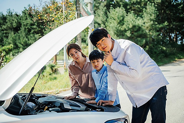 포토 JPG 주간 나무 여자 남자 도로 아들 40대 가족 자동차 엄마 한국 서기 상반신 야외 앞모습 옆모습 아웃포커스 10대 세명 30대 한국인 가족라이프 아빠 고장 핵가족 고민 엔진 안면도 엔진고장 국내포토 자연요소 식물 라이프스타일 감정 아시아 길 육상교통 뷰포인트 중년 관계 교통시설 모션 청소년 촬영기법 사람 동양인 장년 충청남도 태안 파일형식