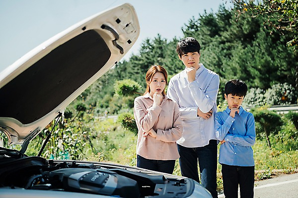 포토 JPG 주간 나무 여자 남자 도로 아들 40대 가족 자동차 엄마 한국 서기 상반신 야외 앞모습 아웃포커스 10대 세명 30대 턱괴기 한국인 가족라이프 아빠 고장 핵가족 고민 엔진 안면도 엔진고장 국내포토 자연요소 식물 라이프스타일 감정 아시아 길 육상교통 뷰포인트 중년 관계 교통시설 모션 청소년 촬영기법 사람 동양인 장년 충청남도 태안 파일형식