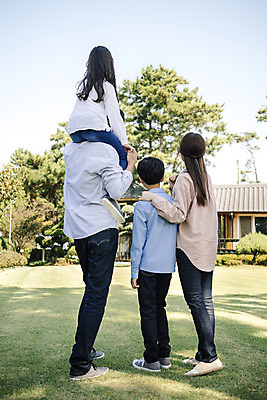 포토 JPG 주간 전신 여자 남자 어린이 40대 가족 한국 서기 잔디 여러명 성인 야외 뒷모습 아웃포커스 10대 30대 정원 화목 한국인 가족라이프 목말 핵가족 안면도 국내포토 자연요소 식물 라이프스타일 아시아 뷰포인트 중년 다수 컨셉 관계 모션 청소년 촬영기법 사람 동양인 장년 충청남도 태안 파일형식 나라 인종 생활 충청도