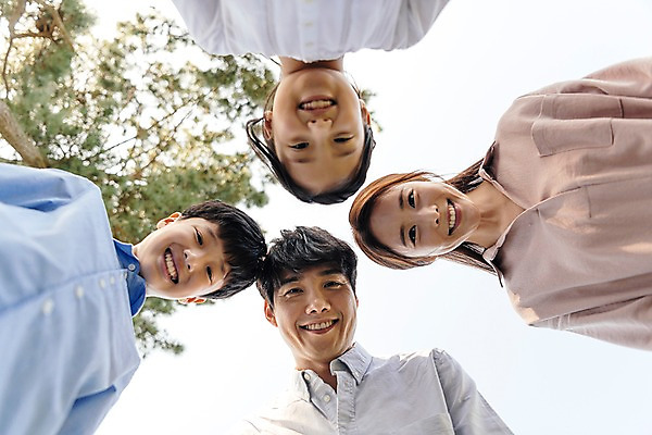 포토 JPG 주간 나무 여자 남자 어린이 로우앵글 40대 가족 하늘 한국 서기 웃음 여러명 상반신 성인 야외 앞모습 아웃포커스 10대 30대 한국인 가족라이프 핵가족 안면도 내려보기 국내포토 자연요소 식물 라이프스타일 아시아 뷰포인트 중년 다수 관계 모션 청소년 촬영기법 표정 사람 동양인 장년 충청남도 태안 파일형식