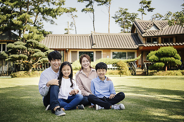 포토 JPG 주간 전신 나무 여자 남자 어린이 40대 가족 한옥 웃음 앉기 잔디 여러명 성인 야외 앞모습 10대 30대 정원 화목 한국인 가족라이프 핵가족 안면도 어깨에손 국내포토 자연요소 식물 한국전통 라이프스타일 뷰포인트 중년 다수 컨셉 고건축 관계 모션 청소년 표정 사람 동양인 장년 충청남도 태안 파일형식