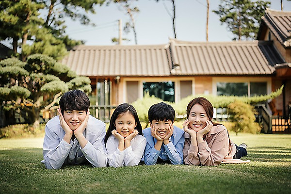 포토 JPG 주간 나무 여자 남자 어린이 엎드리기 40대 가족 한옥 웃음 잔디 여러명 상반신 성인 야외 앞모습 10대 30대 정원 턱괴기 화목 한국인 가족라이프 핵가족 안면도 국내포토 자연요소 식물 한국전통 라이프스타일 뷰포인트 중년 다수 컨셉 고건축 관계 모션 청소년 표정 사람 동양인 장년 충청남도 태안 파일형식
