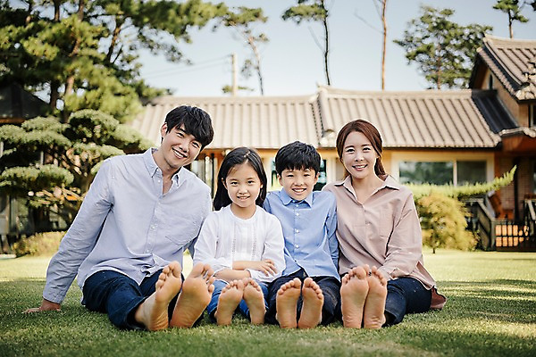 포토 JPG 주간 전신 나무 여자 남자 어린이 40대 가족 맨발 한옥 웃음 앉기 잔디 여러명 성인 야외 앞모습 10대 30대 정원 화목 한국인 가족라이프 핵가족 발바닥 안면도 국내포토 자연요소 식물 한국전통 라이프스타일 뷰포인트 중년 다수 컨셉 고건축 관계 모션 발 청소년 표정 사람 동양인 장년 충청남도 태안 파일형식