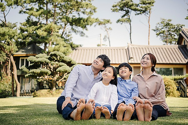 포토 JPG 주간 전신 나무 응시 여자 남자 어린이 40대 가족 맨발 한옥 웃음 앉기 잔디 여러명 성인 야외 앞모습 10대 30대 정원 화목 한국인 올려보기 가족라이프 핵가족 발바닥 안면도 국내포토 자연요소 식물 한국전통 라이프스타일 시선 뷰포인트 중년 다수 컨셉 고건축 관계 모션 발 청소년 표정 사람 동양인 장년 충청남도 태안 파일형식