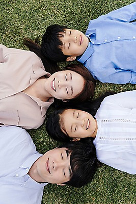 포토 JPG 주간 여자 남자 어린이 40대 생각 가족 상상 한국 미소 잔디 여러명 상반신 성인 야외 앞모습 10대 30대 하이앵글 눕기 눈감음 한국인 가족라이프 핵가족 안면도 국내포토 자연요소 식물 라이프스타일 아시아 뷰포인트 중년 다수 관계 모션 청소년 표정 사람 동양인 장년 충청남도 태안 파일형식