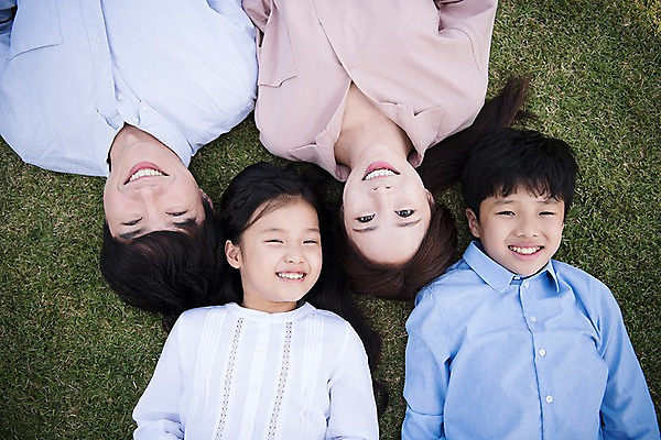 포토 JPG 주간 여자 남자 어린이 40대 가족 한국 웃음 잔디 여러명 상반신 성인 야외 앞모습 10대 30대 하이앵글 눕기 정원 한국인 가족라이프 핵가족 안면도 국내포토 자연요소 식물 라이프스타일 아시아 뷰포인트 중년 다수 관계 모션 청소년 표정 사람 동양인 장년 충청남도 태안 파일형식