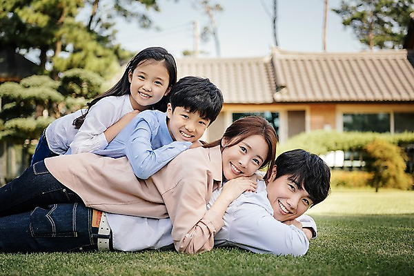 포토 JPG 주간 나무 여자 남자 어린이 엎드리기 40대 가족 한옥 웃음 잔디 여러명 상반신 성인 야외 옆모습 아웃포커스 10대 30대 정원 한국인 가족라이프 핵가족 즐거움 안면도 국내포토 자연요소 식물 한국전통 라이프스타일 감정 뷰포인트 중년 다수 고건축 관계 모션 청소년 촬영기법 표정 사람 동양인 장년 충청남도 태안 파일형식