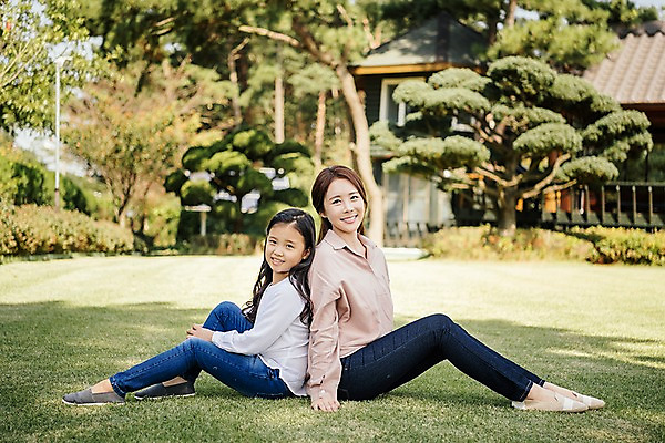 포토 JPG 주간 전신 나무 여자 딸 어린이 가족 모녀 엄마 한옥 미소 앉기 잔디 성인 야외 두명 옆모습 아웃포커스 30대 정원 한국인 등맞대기 가족라이프 안면도 여자만 국내포토 자연요소 식물 한국전통 라이프스타일 뷰포인트 고건축 관계 모션 촬영기법 표정 사람 동양인 장년 충청남도 태안 파일형식