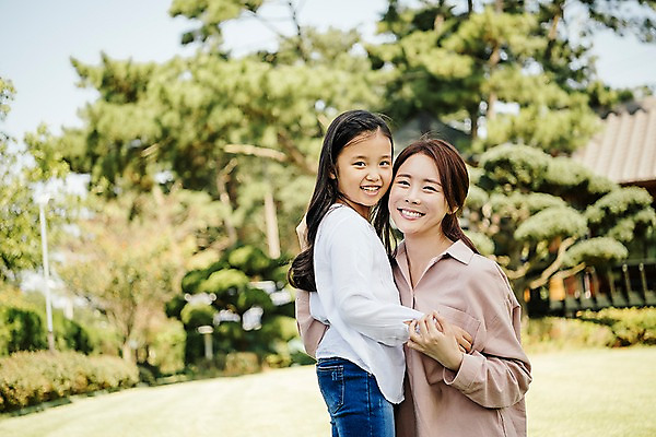 포토 JPG 주간 나무 여자 딸 어린이 가족 안기 모녀 엄마 한국 서기 웃음 앉기 잔디 상반신 성인 야외 두명 옆모습 아웃포커스 30대 정원 한국인 가족라이프 안면도 여자만 국내포토 자연요소 식물 라이프스타일 아시아 뷰포인트 관계 모션 촬영기법 표정 사람 동양인 장년 충청남도 태안 파일형식