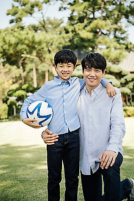 포토 JPG 주간 나무 남자 아들 40대 축구공 가족 어깨동무 한국 서기 미소 들기 앉기 잔디 상반신 야외 두명 앞모습 아웃포커스 10대 정원 축구 한국인 가족라이프 아빠 무릎꿇기 안면도 부자지간 남자만 국내포토 자연요소 식물 라이프스타일 아시아 뷰포인트 중년 포즈 공 축구용품 관계 모션 청소년 촬영기법 표정 사람 동양인 구기 충청남도 태안 파일형식