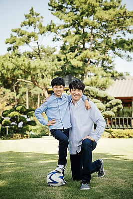 포토 JPG 주간 전신 나무 남자 아들 40대 축구공 가족 어깨동무 한국 서기 미소 잔디 야외 두명 앞모습 아웃포커스 10대 정원 축구 한국인 가족라이프 아빠 무릎꿇기 안면도 부자지간 남자만 국내포토 자연요소 식물 라이프스타일 아시아 뷰포인트 중년 포즈 공 축구용품 관계 모션 청소년 촬영기법 표정 사람 동양인 구기 충청남도 태안 파일형식