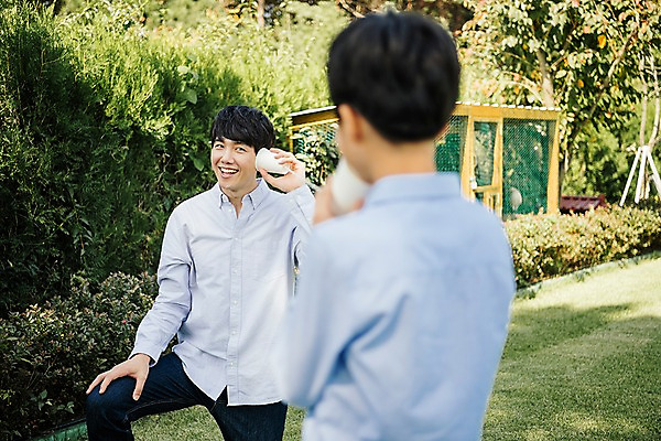 포토 JPG 주간 나무 남자 아들 40대 가족 한국 서기 웃음 들기 잔디 상반신 야외 두명 앞모습 뒷모습 아웃포커스 10대 정원 한국인 가족라이프 아빠 실전화기 안면도 부자지간 남자만 국내포토 자연요소 식물 라이프스타일 아시아 뷰포인트 중년 관계 모션 청소년 촬영기법 표정 사람 동양인 충청남도 태안 파일형식