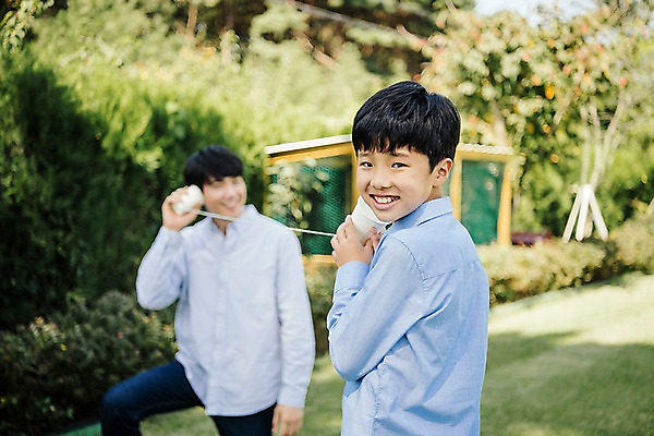 포토 JPG 주간 나무 남자 아들 40대 가족 한국 서기 웃음 들기 잔디 상반신 야외 두명 앞모습 뒷모습 아웃포커스 10대 정원 한국인 가족라이프 뒤돌아보기 아빠 실전화기 안면도 부자지간 남자만 국내포토 자연요소 식물 라이프스타일 아시아 뷰포인트 중년 관계 모션 청소년 촬영기법 표정 사람 동양인 충청남도 태안 파일형식