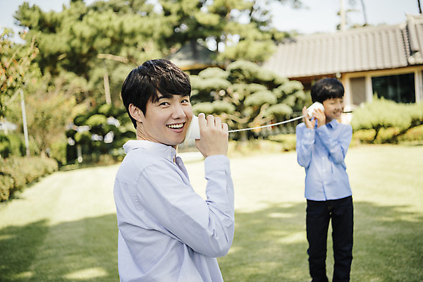 포토 JPG 주간 나무 남자 아들 40대 가족 한국 서기 웃음 들기 잔디 상반신 야외 두명 앞모습 뒷모습 아웃포커스 10대 정원 한국인 가족라이프 뒤돌아보기 아빠 실전화기 안면도 부자지간 남자만 국내포토 자연요소 식물 라이프스타일 아시아 뷰포인트 중년 관계 모션 청소년 촬영기법 표정 사람 동양인 충청남도 태안 파일형식