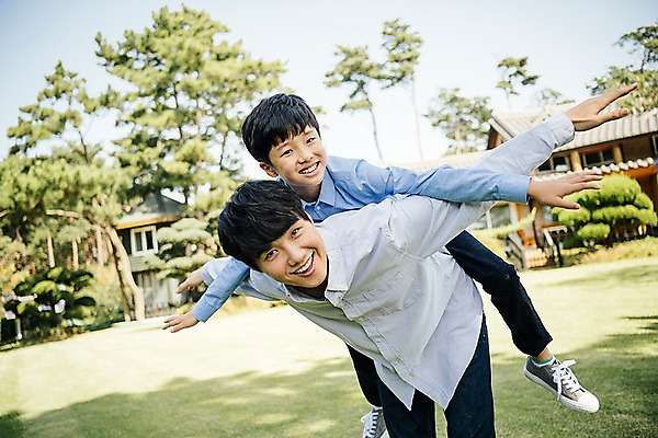 포토 JPG 주간 전신 나무 남자 아들 40대 가족 팔벌리기 한국 서기 웃음 잔디 상반신 야외 두명 앞모습 아웃포커스 10대 정원 한국인 가족라이프 아빠 업기 비행기놀이 안면도 부자지간 남자만 국내포토 자연요소 식물 라이프스타일 아시아 뷰포인트 중년 관계 모션 청소년 놀이 촬영기법 표정 사람 동양인 충청남도 태안 파일형식