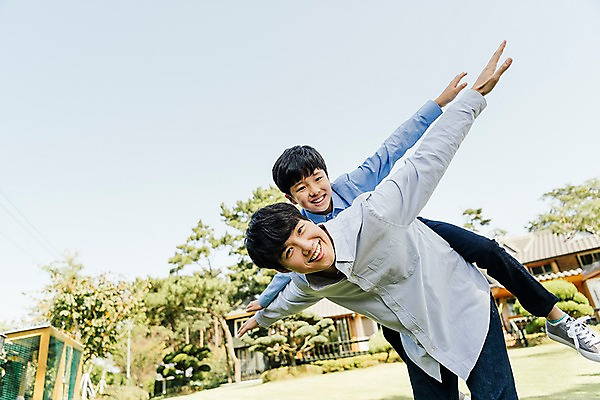 포토 JPG 주간 전신 나무 남자 아들 로우앵글 40대 가족 팔벌리기 한국 서기 웃음 잔디 상반신 야외 두명 앞모습 아웃포커스 10대 정원 한국인 가족라이프 아빠 업기 비행기놀이 안면도 부자지간 남자만 국내포토 자연요소 식물 라이프스타일 아시아 뷰포인트 중년 관계 모션 청소년 놀이 촬영기법 표정 사람 동양인 충청남도 태안 파일형식