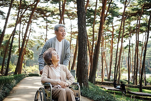 포토 JPG 주간 나무 부부 응시 공원 여자 노년 남자 가족 한국 서기 미소 앉기 상반신 야외 두명 앞모습 아웃포커스 노부부 산책 산책로 한국인 가족라이프 60대 숲 휠체어 요양 안면도 부부라이프 노인만 국내포토 자연요소 식물 라이프스타일 커플 시선 공공시설 아시아 길 뷰포인트 관계 모션 휴식 촬영기법 표정 사람 동양인 성인 충청남도 간호 태안 성인만 파일형식