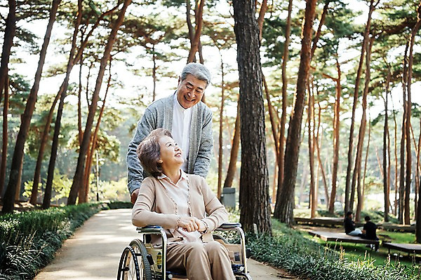 포토 JPG 주간 나무 부부 응시 공원 여자 노년 남자 가족 한국 서기 웃음 앉기 상반신 야외 두명 앞모습 아웃포커스 마주보기 노부부 산책 산책로 한국인 가족라이프 60대 숲 휠체어 요양 안면도 부부라이프 노인만 국내포토 자연요소 식물 라이프스타일 커플 시선 공공시설 아시아 길 뷰포인트 관계 모션 휴식 촬영기법 표정 사람 동양인 성인 충청남도 간호 태안 성인만 파일형식