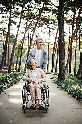 포토 JPG 주간 전신 나무 부부 응시 공원 여자 노년 남자 가족 한국 미소 앉기 상반신 야외 두명 앞모습 아웃포커스 걷기 노부부 산책 한국인 가족라이프 밀기 60대 숲 휠체어 요양 안면도 부부라이프 노인만 국내포토 자연요소 식물 라이프스타일 커플 시선 공공시설 아시아 뷰포인트 관계 모션 휴식 촬영기법 표정 사람 동양인 성인 충청남도 간호 태안 성인만 파일형식