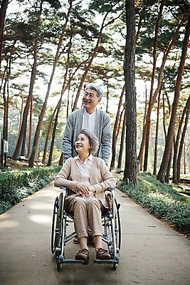 포토 JPG 주간 전신 나무 부부 응시 공원 여자 노년 남자 가족 한국 미소 앉기 상반신 야외 두명 앞모습 아웃포커스 걷기 노부부 산책 한국인 가족라이프 밀기 60대 숲 휠체어 요양 안면도 부부라이프 노인만 국내포토 자연요소 식물 라이프스타일 커플 시선 공공시설 아시아 뷰포인트 관계 모션 휴식 촬영기법 표정 사람 동양인 성인 충청남도 간호 태안 성인만 파일형식