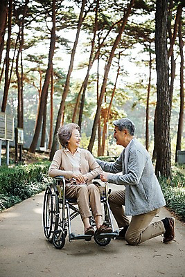 포토 JPG 주간 전신 나무 부부 응시 공원 여자 노년 남자 가족 한국 미소 앉기 야외 두명 앞모습 옆모습 아웃포커스 마주보기 노부부 산책 한국인 가족라이프 60대 숲 휠체어 안면도 부부라이프 노인만 국내포토 자연요소 식물 라이프스타일 커플 시선 공공시설 아시아 뷰포인트 관계 모션 휴식 촬영기법 표정 사람 동양인 성인 충청남도 태안 성인만 파일형식