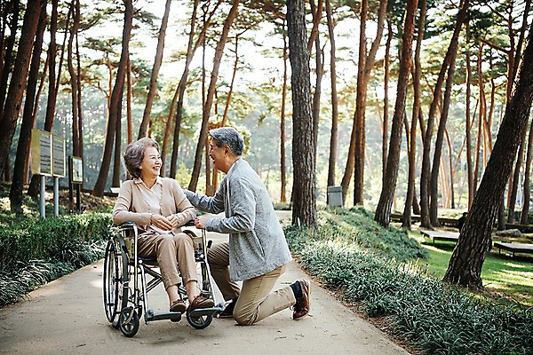 포토 JPG 주간 전신 나무 부부 응시 공원 여자 노년 남자 가족 한국 미소 앉기 야외 두명 앞모습 옆모습 아웃포커스 마주보기 노부부 산책 한국인 가족라이프 60대 숲 휠체어 안면도 부부라이프 노인만 국내포토 자연요소 식물 라이프스타일 커플 시선 공공시설 아시아 뷰포인트 관계 모션 휴식 촬영기법 표정 사람 동양인 성인 충청남도 태안 성인만 파일형식