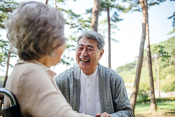 포토 JPG 주간 나무 부부 응시 공원 여자 노년 남자 가족 한국 웃음 앉기 상반신 야외 두명 앞모습 옆모습 아웃포커스 노부부 산책 한국인 가족라이프 60대 숲 휠체어 안면도 부부라이프 노인만 국내포토 자연요소 식물 라이프스타일 커플 시선 공공시설 아시아 뷰포인트 관계 모션 휴식 촬영기법 표정 사람 동양인 성인 충청남도 태안 성인만 파일형식 나라 컨셉 인종 생활 시설 충청도
