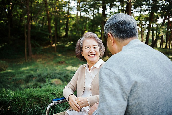 포토 JPG 주간 나무 부부 응시 공원 여자 노년 남자 가족 한국 웃음 앉기 상반신 야외 두명 앞모습 뒷모습 아웃포커스 마주보기 노부부 산책 한국인 가족라이프 60대 숲 휠체어 요양 안면도 부부라이프 노인만 국내포토 자연요소 식물 라이프스타일 커플 시선 공공시설 아시아 뷰포인트 관계 모션 휴식 촬영기법 표정 사람 동양인 성인 충청남도 간호 태안 성인만 파일형식