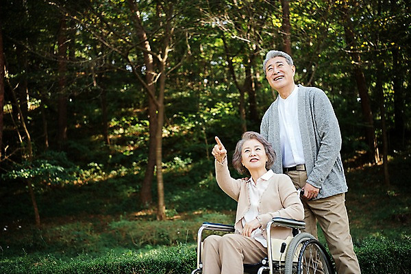 포토 JPG 주간 나무 부부 응시 공원 여자 노년 남자 가족 한국 서기 미소 앉기 상반신 야외 두명 앞모습 아웃포커스 노부부 산책 한국인 올려보기 가리킴 가족라이프 60대 숲 휠체어 안면도 부부라이프 노인만 국내포토 자연요소 식물 라이프스타일 커플 시선 공공시설 아시아 뷰포인트 관계 모션 휴식 촬영기법 표정 사람 동양인 손짓 성인 충청남도 태안 성인만 파일형식