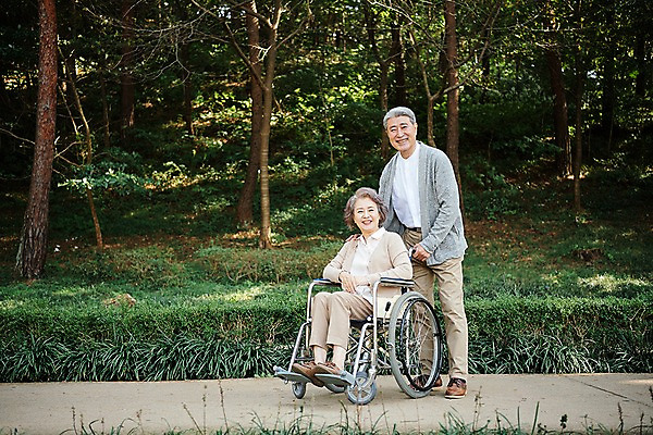 포토 JPG 주간 전신 나무 부부 응시 공원 여자 노년 남자 가족 한국 서기 웃음 앉기 야외 두명 앞모습 걷기 노부부 산책 한국인 가족라이프 60대 숲 휠체어 요양 안면도 부부라이프 노인만 국내포토 자연요소 식물 라이프스타일 커플 시선 공공시설 아시아 뷰포인트 관계 모션 휴식 표정 사람 동양인 성인 충청남도 간호 태안 성인만 파일형식