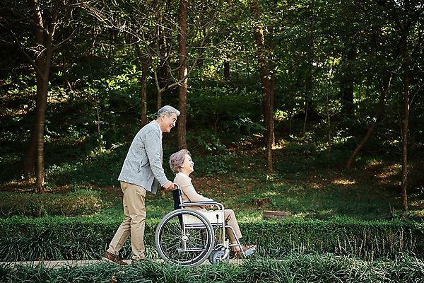 포토 JPG 주간 전신 나무 부부 응시 공원 여자 노년 남자 가족 한국 미소 앉기 야외 두명 옆모습 걷기 노부부 산책 한국인 가족라이프 밀기 60대 숲 휠체어 요양 안면도 부부라이프 노인만 국내포토 자연요소 식물 라이프스타일 커플 시선 공공시설 아시아 뷰포인트 관계 모션 휴식 표정 사람 동양인 성인 충청남도 간호 태안 성인만 파일형식