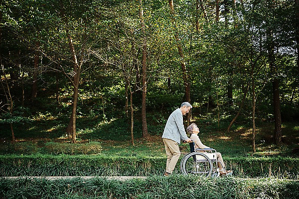 포토 JPG 주간 전신 나무 부부 응시 공원 여자 노년 남자 가족 한국 미소 앉기 야외 두명 옆모습 걷기 노부부 산책 한국인 가족라이프 밀기 60대 숲 휠체어 요양 안면도 부부라이프 노인만 국내포토 자연요소 식물 라이프스타일 커플 시선 공공시설 아시아 뷰포인트 관계 모션 휴식 표정 사람 동양인 성인 충청남도 간호 태안 성인만 파일형식