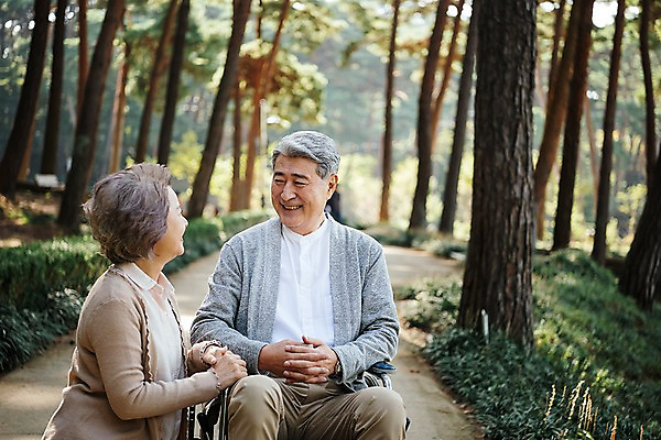 포토 JPG 주간 나무 부부 응시 공원 여자 노년 남자 가족 한국 웃음 앉기 상반신 야외 두명 앞모습 옆모습 노부부 산책 한국인 가족라이프 60대 숲 휠체어 안면도 부부라이프 노인만 국내포토 자연요소 식물 라이프스타일 커플 시선 공공시설 아시아 뷰포인트 관계 모션 휴식 표정 사람 동양인 성인 충청남도 태안 성인만 파일형식