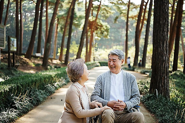 포토 JPG 주간 나무 부부 응시 공원 여자 노년 남자 가족 한국 웃음 앉기 상반신 야외 두명 앞모습 옆모습 노부부 산책 한국인 가족라이프 60대 숲 휠체어 안면도 부부라이프 노인만 국내포토 자연요소 식물 라이프스타일 커플 시선 공공시설 아시아 뷰포인트 관계 모션 휴식 표정 사람 동양인 성인 충청남도 태안 성인만 파일형식 나라 컨셉 인종 생활 시설 충청도