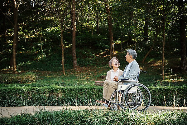 포토 JPG 주간 전신 나무 부부 응시 공원 여자 노년 남자 가족 한국 웃음 앉기 상반신 야외 두명 앞모습 옆모습 노부부 산책 한국인 가족라이프 60대 숲 휠체어 안면도 부부라이프 노인만 국내포토 자연요소 식물 라이프스타일 커플 시선 공공시설 아시아 뷰포인트 관계 모션 휴식 표정 사람 동양인 성인 충청남도 태안 성인만 파일형식