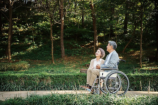 포토 JPG 주간 전신 나무 부부 응시 공원 여자 노년 남자 가족 한국 미소 앉기 상반신 야외 두명 옆모습 노부부 산책 한국인 가족라이프 60대 숲 휠체어 안면도 부부라이프 노인만 국내포토 자연요소 식물 라이프스타일 커플 시선 공공시설 아시아 뷰포인트 관계 모션 휴식 표정 사람 동양인 성인 충청남도 태안 성인만 파일형식