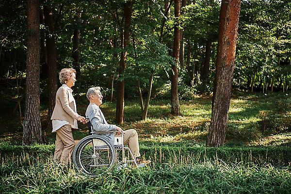 포토 JPG 주간 전신 나무 부부 응시 공원 여자 노년 남자 가족 한국 미소 앉기 야외 두명 옆모습 걷기 노부부 산책 한국인 가족라이프 밀기 60대 숲 휠체어 요양 안면도 부부라이프 노인만 국내포토 자연요소 식물 라이프스타일 커플 시선 공공시설 아시아 뷰포인트 관계 모션 휴식 표정 사람 동양인 성인 충청남도 간호 태안 성인만 파일형식