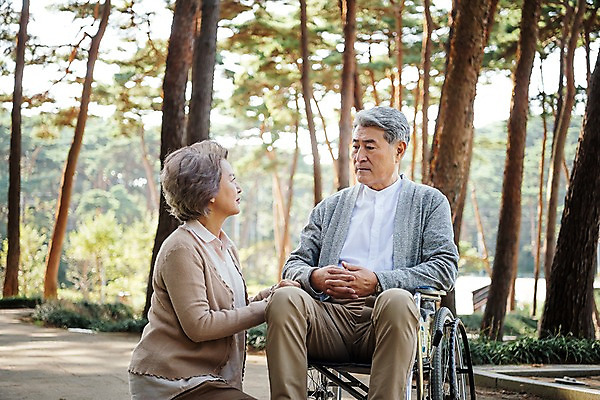포토 JPG 주간 나무 부부 응시 공원 여자 노년 남자 가족 한국 앉기 상반신 야외 두명 앞모습 옆모습 노부부 산책 한국인 가족라이프 60대 숲 휠체어 고민 안면도 부부라이프 노인만 국내포토 자연요소 식물 라이프스타일 커플 시선 공공시설 감정 아시아 뷰포인트 관계 모션 휴식 사람 동양인 성인 충청남도 태안 성인만 파일형식 나라 컨셉 인종 생활 시설 충청도