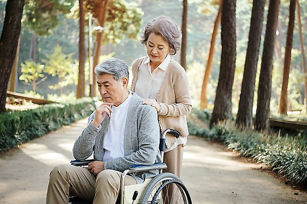 포토 JPG 주간 나무 부부 응시 공원 여자 노년 남자 가족 한국 서기 앉기 상반신 야외 두명 앞모습 노부부 산책 산책로 한국인 가족라이프 60대 숲 휠체어 고민 요양 안면도 부부라이프 노인만 국내포토 자연요소 식물 라이프스타일 커플 시선 공공시설 감정 아시아 길 뷰포인트 관계 모션 휴식 사람 동양인 성인 충청남도 간호 태안 성인만 파일형식