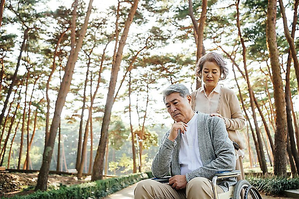 포토 JPG 주간 나무 부부 응시 공원 여자 노년 남자 가족 한국 서기 앉기 상반신 야외 두명 앞모습 노부부 산책 한국인 가족라이프 60대 숲 휠체어 고민 안면도 부부라이프 노인만 국내포토 자연요소 식물 라이프스타일 커플 시선 공공시설 감정 아시아 뷰포인트 관계 모션 휴식 사람 동양인 성인 충청남도 태안 성인만 파일형식