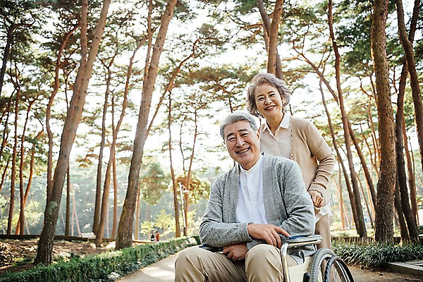 포토 JPG 주간 나무 부부 공원 여자 노년 남자 가족 한국 서기 웃음 앉기 상반신 야외 두명 앞모습 노부부 산책 한국인 가족라이프 60대 숲 휠체어 안면도 부부라이프 노인만 국내포토 자연요소 식물 라이프스타일 커플 공공시설 아시아 뷰포인트 관계 모션 휴식 표정 사람 동양인 성인 충청남도 태안 성인만 파일형식