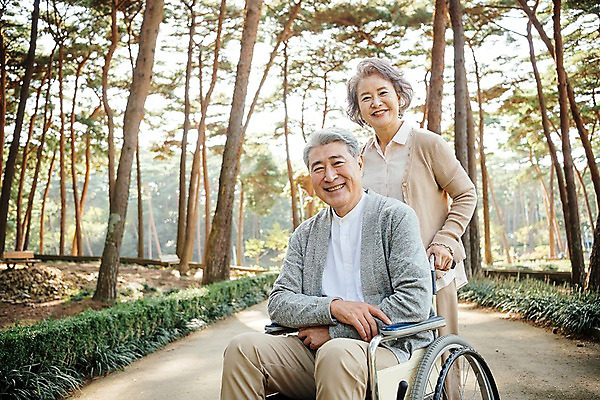 포토 JPG 주간 나무 부부 공원 여자 노년 남자 가족 한국 서기 웃음 앉기 상반신 야외 두명 앞모습 노부부 산책 산책로 한국인 가족라이프 60대 숲 휠체어 요양 안면도 부부라이프 노인만 국내포토 자연요소 식물 라이프스타일 커플 공공시설 아시아 길 뷰포인트 관계 모션 휴식 표정 사람 동양인 성인 충청남도 간호 태안 성인만 파일형식
