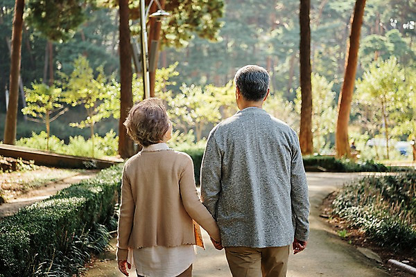 포토 JPG 주간 나무 부부 공원 여자 노년 남자 가족 한국 상반신 야외 두명 뒷모습 걷기 손잡기 노부부 다정 산책 한국인 가족라이프 60대 숲 안면도 부부라이프 노인만 국내포토 자연요소 식물 라이프스타일 커플 공공시설 아시아 뷰포인트 컨셉 관계 모션 휴식 사람 동양인 성인 충청남도 태안 성인만 파일형식