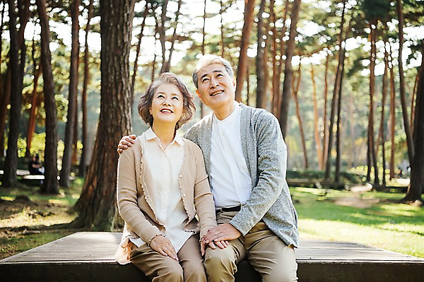 포토 JPG 주간 나무 부부 공원 여자 노년 남자 가족 한국 미소 앉기 상반신 야외 두명 앞모습 아웃포커스 노부부 다정 산책 한국인 올려보기 가족라이프 60대 숲 평상 안면도 부부라이프 노인만 어깨에손 국내포토 자연요소 식물 라이프스타일 커플 공공시설 아시아 뷰포인트 컨셉 관계 모션 휴식 촬영기법 표정 사람 동양인 성인 충청남도 태안 성인만 파일형식