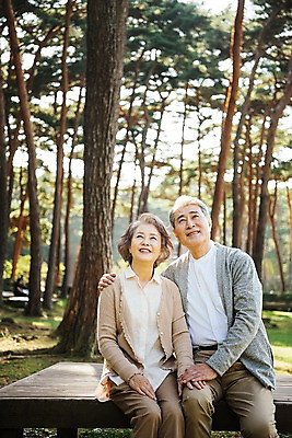 포토 JPG 주간 나무 부부 응시 공원 여자 노년 남자 가족 한국 미소 앉기 상반신 야외 두명 앞모습 아웃포커스 노부부 다정 산책 한국인 올려보기 가족라이프 60대 숲 평상 안면도 부부라이프 노인만 어깨에손 국내포토 자연요소 식물 라이프스타일 커플 시선 공공시설 아시아 뷰포인트 컨셉 관계 모션 휴식 촬영기법 표정 사람 동양인 성인 충청남도 태안 성인만 파일형식