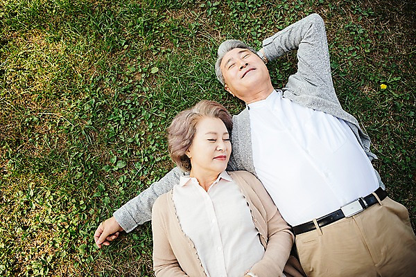 포토 JPG 주간 부부 공원 여자 노년 남자 가족 한국 미소 잔디 상반신 야외 두명 앞모습 하이앵글 눕기 눈감음 노부부 다정 산책 한국인 가족라이프 60대 팔베개 안면도 부부라이프 노인만 국내포토 자연요소 식물 라이프스타일 커플 공공시설 아시아 뷰포인트 컨셉 관계 모션 휴식 표정 사람 동양인 성인 충청남도 태안 성인만 파일형식