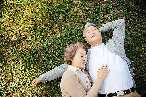 포토 JPG 주간 부부 공원 여자 노년 남자 가족 한국 미소 잔디 상반신 야외 두명 앞모습 하이앵글 눕기 눈감음 노부부 다정 산책 한국인 가족라이프 60대 팔베개 안면도 부부라이프 노인만 국내포토 자연요소 식물 라이프스타일 커플 공공시설 아시아 뷰포인트 컨셉 관계 모션 휴식 표정 사람 동양인 성인 충청남도 태안 성인만 파일형식 나라 인종 생활 시설 충청도