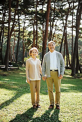 포토 JPG 주간 전신 나무 부부 공원 여자 노년 남자 가족 한국 서기 웃음 야외 두명 앞모습 아웃포커스 손잡기 노부부 다정 산책 한국인 가족라이프 60대 숲 안면도 부부라이프 노인만 국내포토 자연요소 식물 라이프스타일 커플 공공시설 아시아 뷰포인트 컨셉 관계 모션 휴식 촬영기법 표정 사람 동양인 성인 충청남도 태안 성인만 파일형식