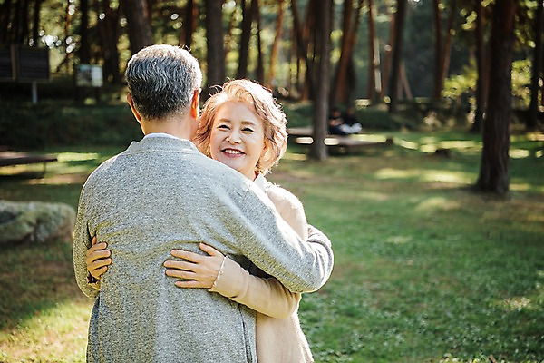포토 JPG 주간 나무 부부 공원 여자 노년 남자 가족 안기 한국 서기 미소 상반신 야외 두명 앞모습 뒷모습 아웃포커스 노부부 다정 산책 한국인 가족라이프 60대 숲 안면도 부부라이프 노인만 국내포토 자연요소 식물 라이프스타일 커플 공공시설 아시아 뷰포인트 컨셉 관계 모션 휴식 촬영기법 표정 사람 동양인 성인 충청남도 태안 성인만 파일형식